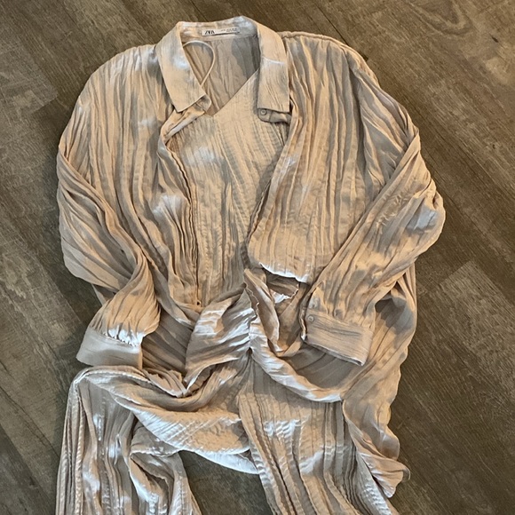 Zara wrinkled Effect Satin Jumpsuit and Over Size shirt. - Picture 3 of 7